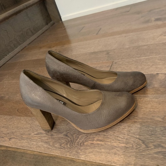 Ecco Shoes - ECCO Grey Distressed Leather Round Toe Pumps - Block Heel - Size 5